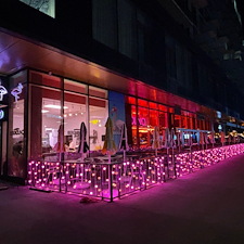 Dcoration-terrasse-restaurant-Laval-effet-wow-en-lumires-roses 5